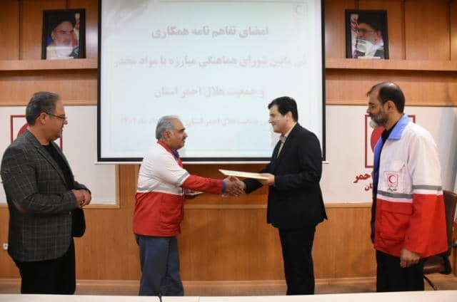 گسترش همکاری های با هلال احمر در راستای کاهش آسیب های اجتماعی