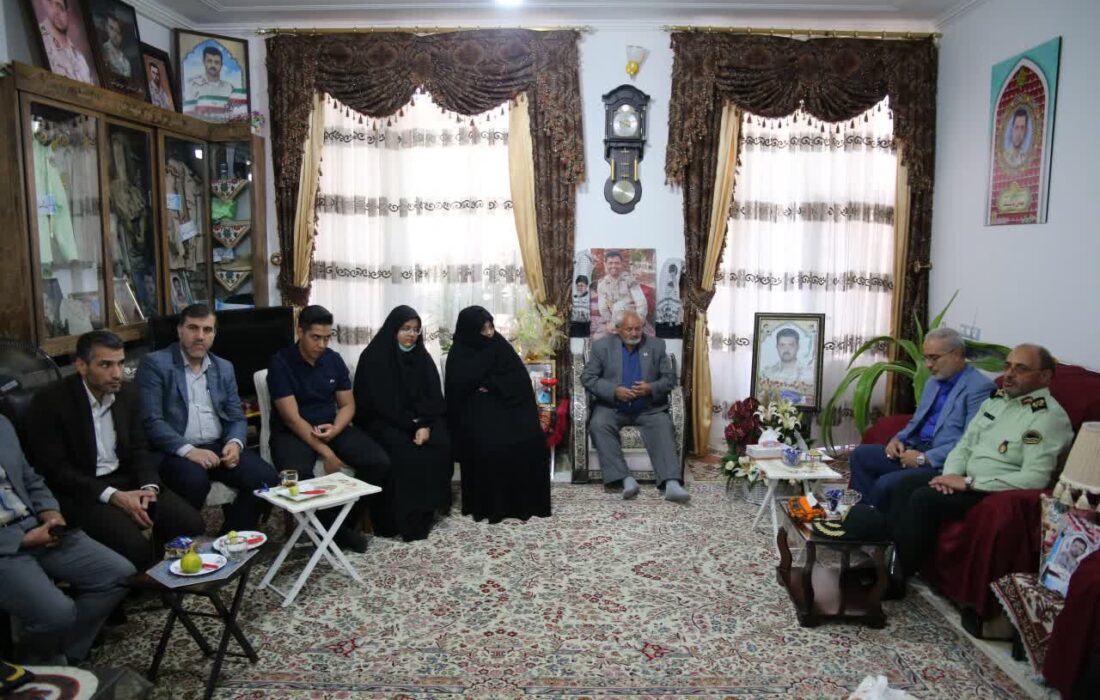استاندار کرمان با دو تن از خانواده‌های شهدای مبارزه با موادمخدر دیدار کرد