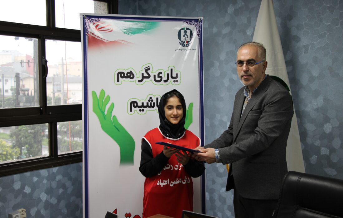 مبینا عبادی دانش آموز قهرمان تکواندوی گیلان، سفیر پیشگیری از اعتیاد شد