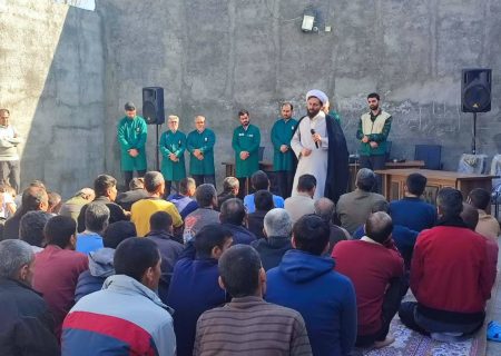 حضور تعدادی از خدام حرم مطهر رضوی با پرچم متبرک در کمپ ترک اعتیاد اشکان خادم آباد