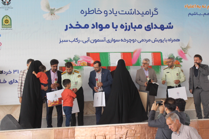 مراسم غبارروبی گلزار شهدا  و همایش دوچرخه سواری در یزد برگزار شد