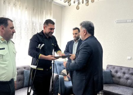 عیادت  از مامور پلیسی که در درگیری با قاچاقچیان مواد مخدر مجروح شد