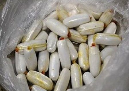 متهم به بلع ۸۹۴ گرم هروئین در بردسکن خراسان رضوی دستگیر شد