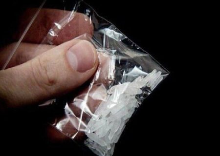 دستگیری عوامل توزیع مواد مخدر در سمنان؛ ۶۳۰ گرم شیشه کشف شد