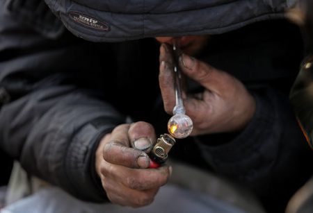 با انجام اقدامات پیشگیرانه از ورود افراد به چرخه اعتیاد جلوگیری کنیم