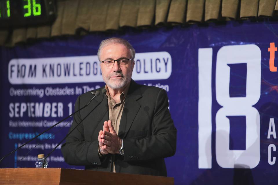 کشت «شقایق الیفرا» به منظور تأمین نیازهای شرکت‌های دارویی منوط به نتیجه‌گیری در جلسات آتی ستاد است