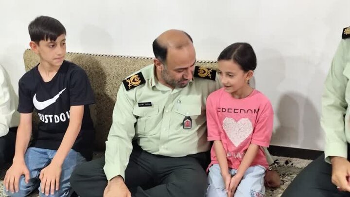 فرمانده انتظامی لرستان با خانواده شهید «جمشیدی پور» دیدار کرد