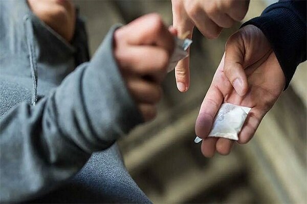 سوداگران مرگ از انتقال ۱۰ کیلوگرم شیشه در بندرخمیر ناکام ماندند