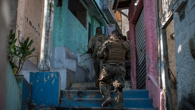 بیش از ۲ میلیون دلار سلاح در کمپین مبارزه با مواد مخدر در ریو کشف و ضبط شد