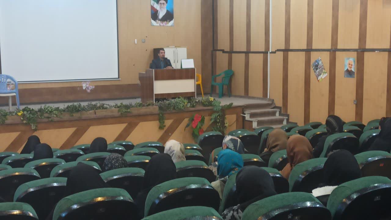 نشست تعاملی پیشگیری از اعتیاد مدیران قضایی سملقان با والدین دانش‌آموزان برگزار شد