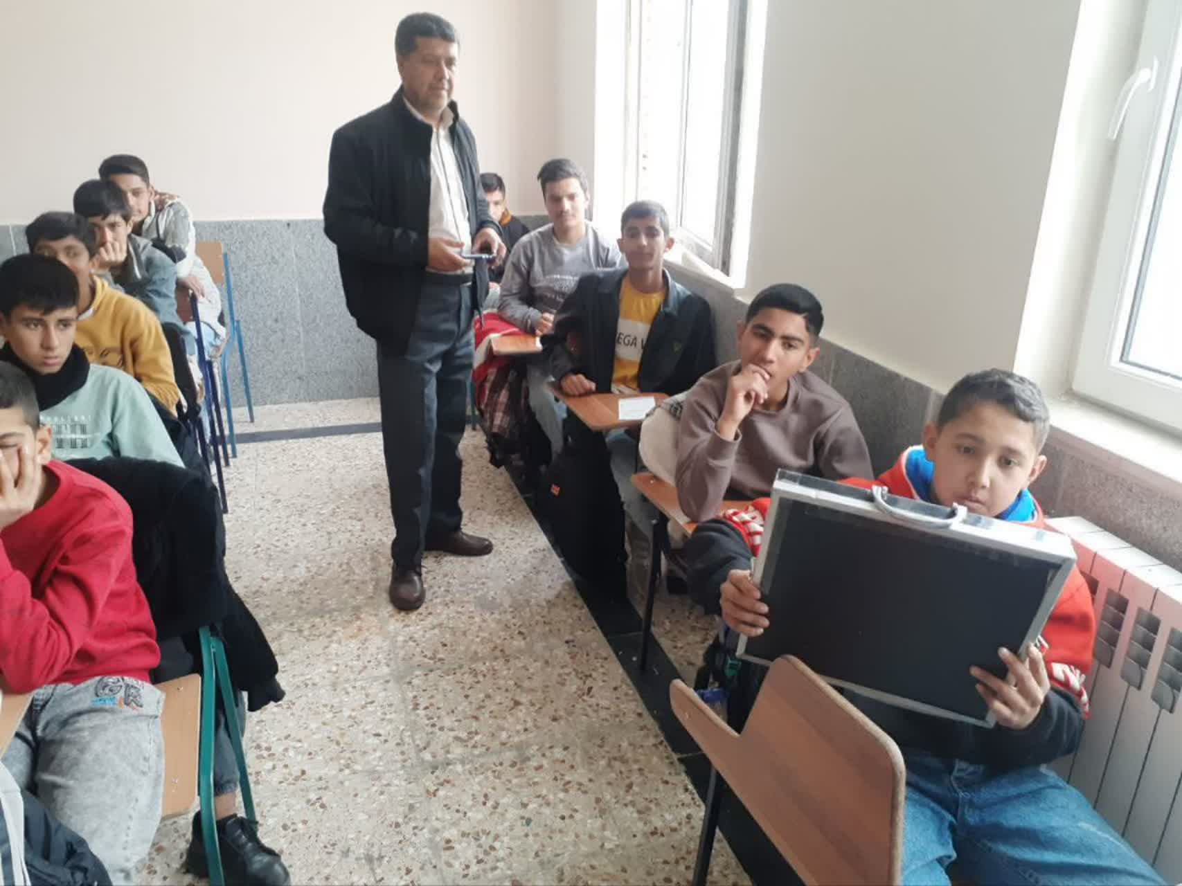 کارگاه آموزشی پیشگیری از اعتیاد در مدارس راز و جرگلان برگزار شد