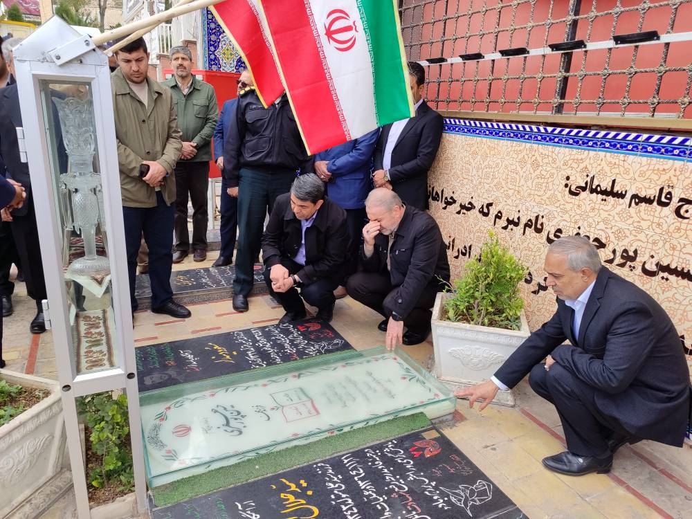 گزارش تصویری | حضور نماینده رئیس‌جمهور و دبیرکل ستاد مبارزه با موادمخدر در گلزار شهدای کرمان