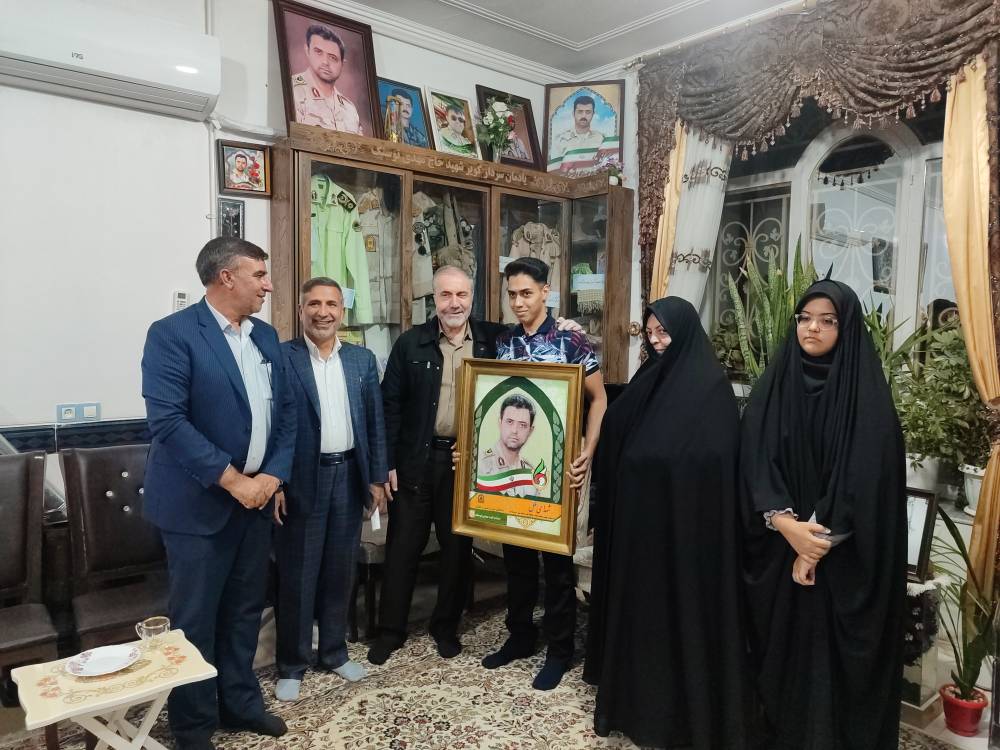 دیدار نماینده رئیس‌جمهور و دبیرکل ستاد مبارزه با موادمخدر با خانواده سردار شهید «مهدی توسنگ»