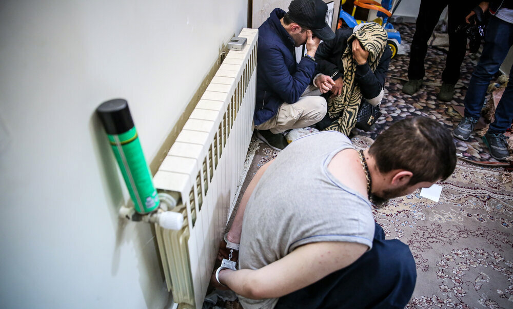 کشف ۴۵کيلو شيشه و هروئين از يک باند خانوادگي در رباط کریم