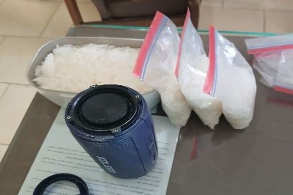 کشف شیشه از مسافر قطار در ایستگاه راه‌آهن رازی