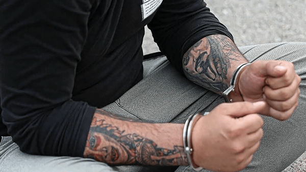 شرور سابقه‌دار میانه با ۴۸ بسته مواد مخدر دستگیر شد