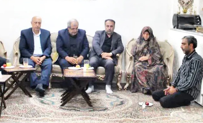 دیدار مسئولان شهرستان البرز با خانواده شهید حسینعلی محمدی  