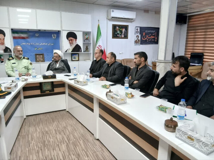 مقابله نیروی انتظامی قم با کشت گلخانهای مواد مخدر/ ۲۸ عطاری متخلف پلمب شد