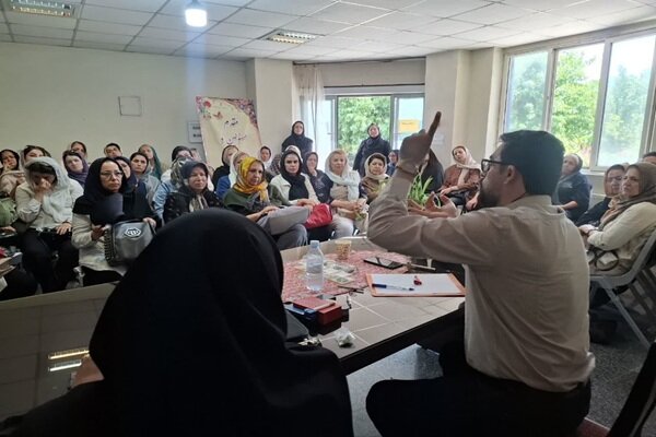 برگزاری کارگاه آموزشی پیشگیری از اعتیاد برای خانوادهها در پارک بانوان شمس تبریزی