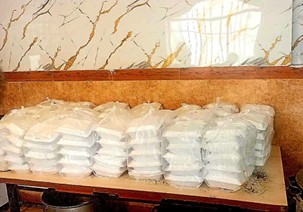 برگزاری آئین عزاداری و احسان سفره امام حسین(ع) در مرکز ماده ۱۶ اردبیل