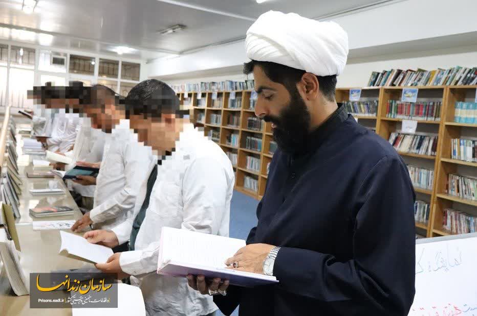گام بلند در مسیر اصلاح و تربیت؛ اهدای ۱۱۰۰ جلد کتاب به کتابخانه‌های زندان‌های استان مرکزی