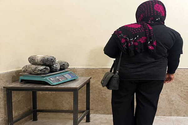 کشف ۴ کیلوگرم هروئین از چمدان یک زن در محور بندرعباس-داراب